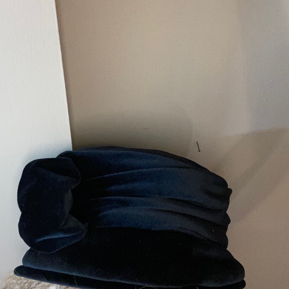 Headslip black hat with bow - Picture 13 of 15